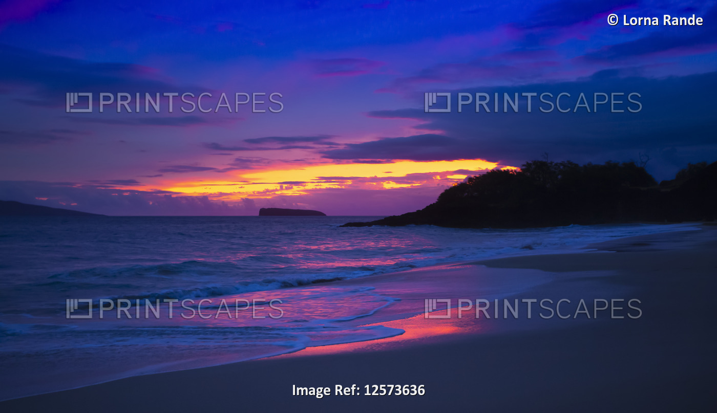Colourful sunset over Big Beach, South of Wailea; Maui, Hawaii, United States ...