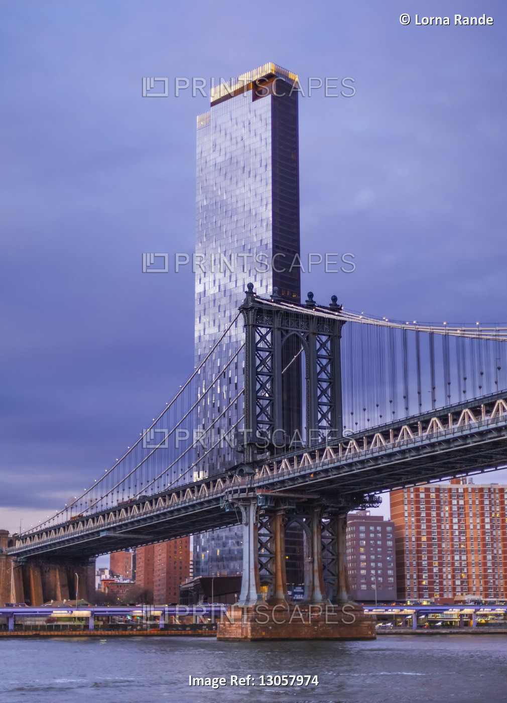 Skyscraper under construction with the Manhattan bridge over the East River in ...