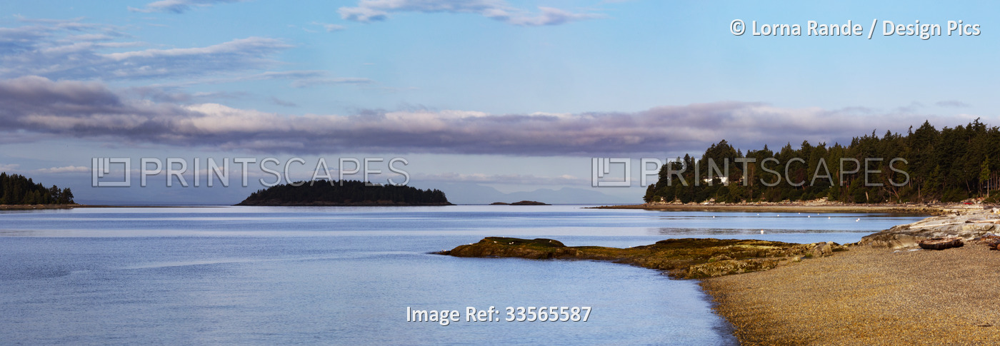 Coastline on Sechelt Beach in the early morning on the Sunshine Coast of BC, ...