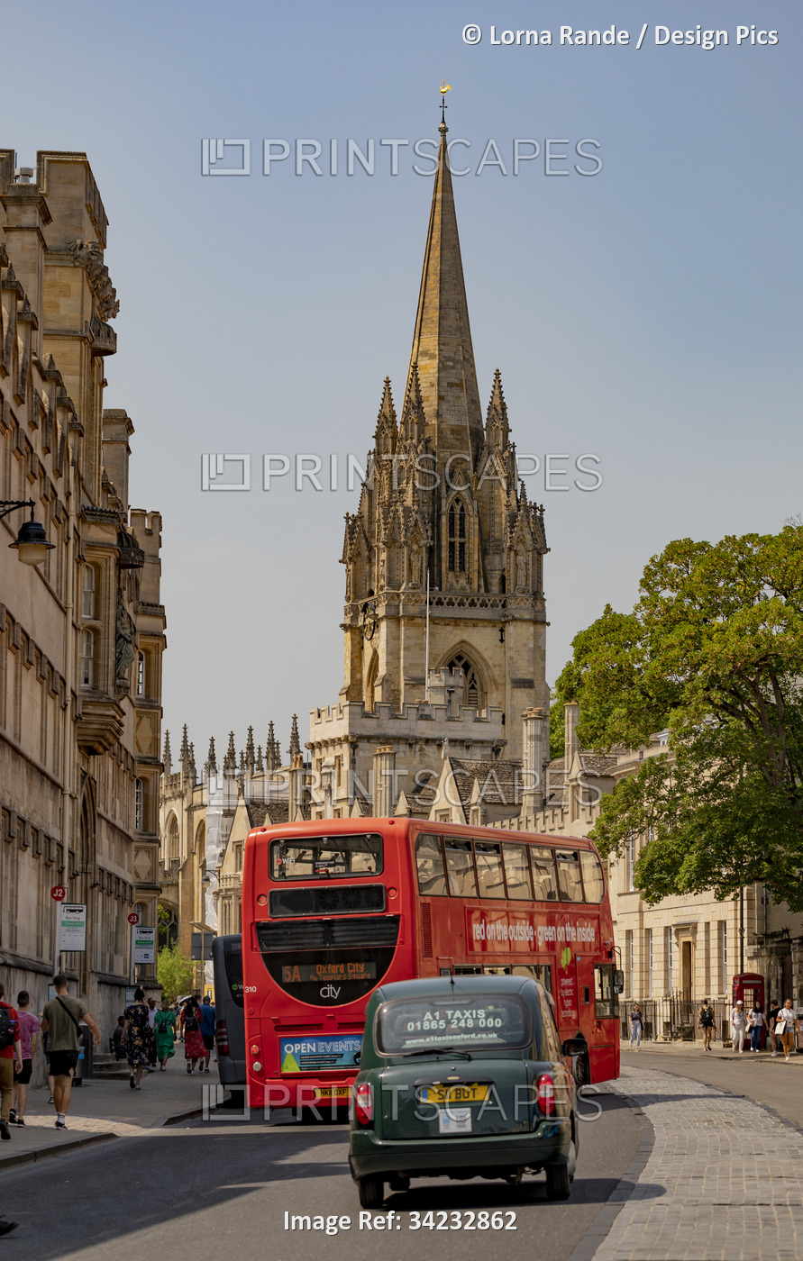 Double-decker bus, pedestrians and University Church of St Mary the Virgin in ...