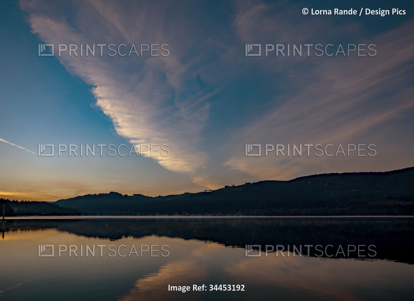 Cirrus cloud high above the tranquil water of Sproat Lake at sunset, Vancouver ...
